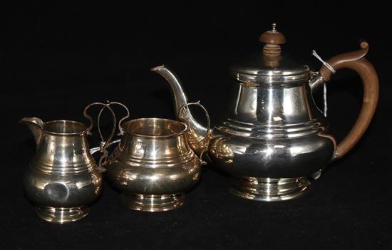 A George V silver three-piece tea service, by Wilmot Manufacturing Co, Birmingham, 1923/4, gross 18 oz.